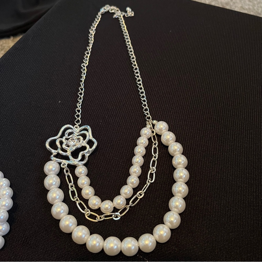 Elegant White Pearl Necklace and Bracelet Set with Silver Flower Accent - Picture 2 of 3